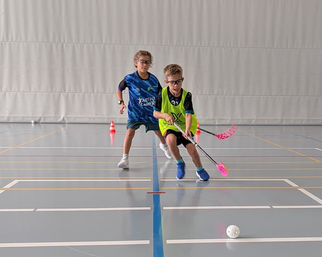 Zwei Kinder beim Unihockey im Herbstcamp 2026